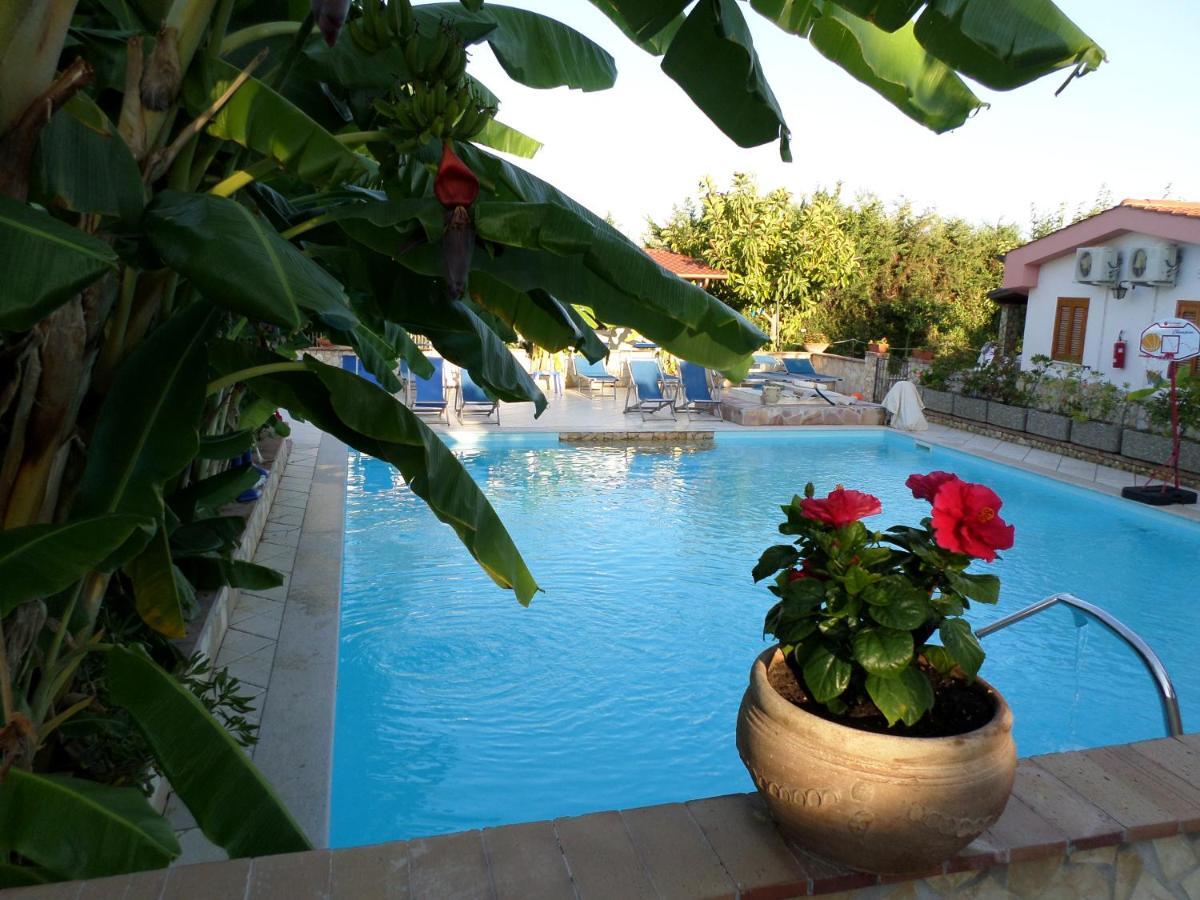 Villaggio Romaniello マリーナ・ディ・カメロータ エクステリア 写真
